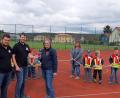 Bild: bkr
Stefan Popp und Michael Heser von der Immenreuther Jungen Union übergeben ihre Spende für die Feuerdrachen an Monika Prechtl.