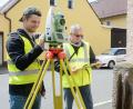 Bild: Gabi Schönberger
Tüfteln für die Bachelorarbeit: Geoinformationsstudent David Hofmeister (links) und sein Betreuer, Ingenieur Michael Kraus vom Amt für ländliche Entwicklung in Tirschenreuth, bereiten die unterirdische Tunnelvermessung vor.