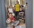 Bild: Nicole Koller
Emma (hinten links) und ihre ersten Gäste im Aufzug: Jetzt kann in Ursulapoppenricht barrierefrei gefeiert werden.