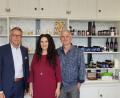 Bild: jss
Bürgermeister Franz Stahl (links) gratulierte Marion Färber (Mitte) zu der Eröffnung ihres Naturkosmetik-Studios in den Räumen von Zinn Kraus Geschäftsführer Martin Zant (rechts).