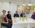 Bild: jzk
Die beiden Fachlehrerinnen Kathrin Kohl und Birgit Plößner (von links) hatten die Lehrkräfte Hermann Daubenmerkl (Dritter von rechts), Stefanie Hanauer (rechts) und Elmar Högl, den Vorsitzenden des Fördervereins (Zweiter von rechts) zum Prüfungsessen in die Schulküche eingeladen.