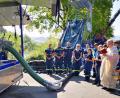Bild: eya
Die neue Schmutzwasserpumpe des Technischen Hilfswerks Nabburg bekam beim "Blaulicht-Tag" den kirchlichen Segen. Das Gerät pumpt 25 000 Liter Wasser in der Minute weg. Das ist nicht nur optimal bei der Bekämpfung von Überflutungen und Hochwasser.