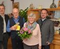 Bild: dob
Zur diamantenen Hochzeit von Anneliese und Josef Eger kamen auch Dekan Alexander Hösl (rechts) und Bürgermeister Andreas Wutzlhofer (links) zum Gratulieren vorbei.