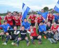 Bild: fz
Rote Trikots, blau-weiße Fahnen: Die Mannschaft des SV Störnstein feiert am Donnerstagabend den Aufstieg in die Kreisliga.