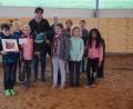 Bild: bnr
Mit ihrer Spende wollen die Erstkommunionkinder der Pfarreiengemeinschaft Trausnitz-Weihern-Hohentreswitz behinderten Kindern eine Reittherapie ermöglichen. Reittherapeutin Susanne Gruber dankte den Kindern sehr herzlich für die großzügige Spende.