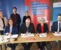 Bild: ms
Landrat Andreas Meier (Dritter von rechts) unterzeichnet die Kooperationsvereinbarung mit der Europäischen Metropolregion Nürnberg: (von links) Tina Vetter, Barbara Mädl, Bildungskoordinator Christian Frey, Karin Weinbeck, Christa Standecker und Florian Neumann.
