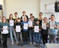 Bild: exb
Schulleiterin Sigrid Bloch (links) und Lehrerin Verena Bärenfänger (Dritte von rechts) freuen sich mit den Preisträgern.