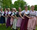 Bild: szl
Beim Pressetermin präsentieren die Frauen ihre selbst genähten Dirndln. Der erste Dirndlnähkurs der Landfrauen Tirschenreuth mit Kursleiterin Michaela Burger (Ditte von links) aus Konnersreuth kam sehr gut an. Eine Fortsetzung ist geplant.