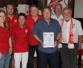 Bild: ral
Norbert Süß (Dritter von rechts) wurde von den Verantwortlichen des Bayern-Fanclubs als 5700. Mitglied willkommen geheißen.