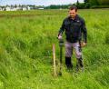 Bild: Hösamer
Lothar Feustel prüft an einem geplanten Maststandort bei Krondorf, ob sich Blindgänger im Untergrund befinden.