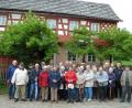 Bild: bir
Ausflug der Nachbarschaftshilfe nach Neusath-Perschen. Im Hintergrund das Handwerkerhaus des „Webergirgl“ im „Stiftlanddorf“ stammt ursprünglich aus Neualbenreuth.
