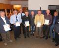 Bild: hai
Vorsitzender Hubert Brendel (Dritter von links), der Vorsitzende der Kreisgruppe Oberpfalz Nord, Stabsfeldwebel der Reserve Manfred Zettl, Bürgermeister Klaus Wagner (von rechts) und Kreisorganisationssleiter Günther Bogner (Mitte) ehren die Gründungsmitglieder Manfred Fischer, Rudi Richter und Josef Kohl (55 Jahre) sowie Rolf Winzer (40 Jahre) und Manfred Porsch (20 Jahre, von rechts).
