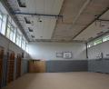 Bild: jr
So sieht es aktuell in der Schulturnhalle innen aus. Der Sportboden ist abgedeckt, Teile der Decke sind entfernt und der Notausgang hinten links wurde bereits erstellt. Bis Ende September soll wieder Sport in der Halle betrieben werden können.