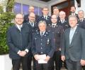 Bild: pi
Mit der Verleihung des Feuerwehr-Ehrenzeichens in Gold würdigt Landrat Andreas Meier (links) die 40-jährige aktive Dienstzeit von Christoph Striegl (vorne, Mitte).