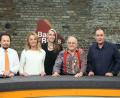 Bild: ZDF/Frank Hempel.
"Bares für Rares": Wolfgang Pauritsch, Susanne Steiger, Fabian Kahl, Ludwig Hofmaier und Walter Lehnertz stehen nebeneinander am Auktionstisch.