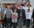 Bild: jr
Mit vielen Gratulanten feierte Friedrich Scharnagl (vorne Mitte, zusammen mit Ehefrau Elfriede, links daneben) am Mittwoch 80. Geburtstag. Die Glückwünsche der Marktgemeinde Neualbenreuth überbrachte Bürgermeister Klaus Meyer (rechts). Von links Altbürgermeister Albert Köstler sowie Franz Danhauser, Dirigent des Männergesangvereins und die engsten Verwandten.