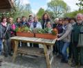Bild: jr
Der Natur schon immer verbunden sind die Landfrauen. Im Mitterteicher Kreislehrgarten pflanzten sie nun zwei Blumenkästen mit bienenfreundlichen Blumen an, die künftig das Landwirtschaftsamt in Tirschenreuth verschönern wird. Kreisbäuerin Irmgard Zintl (Siebte von links) und ihre Landfrauen packten kräftig mit an. Im Anschluss gab es viele Informationen von Imker Michael Weiß (links) und Erich Thurner vom Ameisenschutzverein des Landkreises.