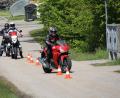 Bild: frd
In Theorie und Praxis wurden die Motorradfahrer durch die Referenten der Verkehrswacht geschult. Das Üben soll den Bikern ein großes Maß an Sicherheit bei der Ausfahrt geben.