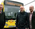 Bild: gf
Oberbürgermeister Michael Cerny (links), Unternehmer André Linzer (Mitte) und Hans-Jürgen Haas vom Zweckverband Nahverkehr stellen den 316 000 Euro teuren Hybrid-Bus der Öffentlichkeit vor.