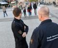 Bild: Holger Hollemann/dpa
In Norddeutschland sind kommunale Ordnungsdienste in Städten gang und gäbe. In Bayern beschränken sie sich bisher auf Großstädte. Allerdings verfügt inzwischen auch Regensburg über entsprechende Kräfte, Amberg möchte nun nachziehen.