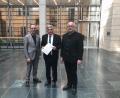 Bild: exb/Büro Holmeier
Karl Holmeier (Mitte) informierte sich im Gespräch mit Thomas Lichtenberger (rechts) und Harald Geywitz (links) über die Fortschritte im Mobilfunknetzausbau.