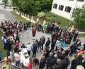 Bild: myd
Vor der Pfarrkirche Ottering geben die Musiker der Jugendblaskapelle Parkstein ein Standkonzert.