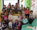 Bild: u
Mit ihren Erzieherinnen Julia Waldhauser (hinten links) und Martina Dolles (hinten rechts) haben die Kinder der Marienkäfergruppe des St.-Wolfgang-Kindergartes in ihrem Gruppenzimmer ein Aquarium eingerichtet.