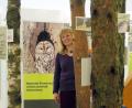 Bild: Gerhard Götz
Um die Ausstellung naturnah zu gestalten, wurden echte Baumstämme ins Museum gebracht. Im Bild Museumsleiterin Eva Maria Keil.