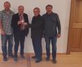 Bild: gi
Peter Franz (Zweiter von links) legte aus gesundheitlichen Gründen sein Amt als Schlossführer nieder. Die drei Vorsitzenden Peter Garreiss (Zweiter von rechts), Thomas Hupfauf (rechts) und Wolfgang Mayer (links) dankten dem „Schlossurgestein“ für seine Jahrzehnte lange Arbeit für das Schloss.