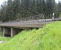 Bild: soj
Noch steht die 64 Jahre alte Fichtelnaabbrücke der Staatsstraße 2177 bei Riglasreuth. Ab Juni lässt sie das Staatliche Bauamt Amberg-Sulzbach abbrechen und einen Ersatzneubau errichten. Der Verkehr läuft in dieser Zeit über eine Behelfsbrücke.