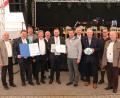 Bild: riw
Kreisehrenamtsbeauftragter Christoph Kellner übergibt das Gütesiegel für 15 Jahre herausragende Vereinsarbeit an den 1. FC-Vorstand Hans Fischer (Bildmitte). Weiter v. l. Ehrenmitglied Gotthard Färber, BFV-Kreisvorsitzender Albert Kellner, Vereinsehrenamtsbeauftragter Richard Weigert, Josef Weinfurtner, Gerhard ‚Schnabel (2. und 3. Bürgermeister), MdL Harald Schwartz, Landrat Richard Reisinger, Moderator Daniel Auer und Ehrenvorstand Jochen Ernst.