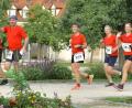 Bild: Hubert Ziegler
Nicht für alle Läufer geht es bei der Running Night um jede Sekunde, viele genießen das Gruppenerlebnis ohne den ganzen großen Zeitdruck. Da bleibt dann auch Zeit, dem Fotografen zu zuwinken.