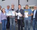 Bild: du
JU-Vorsitzende Mareike Bock (Zweite von links) ehrt Christoph Haberl, Sebastian Völkl und Andreas Melischko (von links, mit Urkunden) für 10 und 15 Jahre Treue zur Jungen Union. Dazu gratulieren Bürgermeister Ernst Lenk und CSU-Chef Markus Dobmeier (hinten von links) sowie JU-Ehrenvorsitzender und Altbürgermeister Karl Balk (rechts).