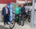 Bild: exb
Die Bürgermeister Ludwig Prögler (rechts) und Helmut Heumann (links) rühren gemeinsam mit Albert Fischer, Firma Joybike, die Werbetrommel für die Radtour zur Inbetriebnahme des Ladenetzes.