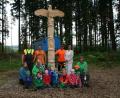 Bild: fpoz
Die Kinder des Waldkindergartens "Fuchsbau" vor dem Wappenpfahl mit Bürgermeisterin Friederike Sonnemann, dem Erzieher-Team und den Spendern.