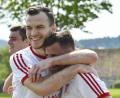 Bild: Hubert Ziegler
Inter-Kapitän Albert Sejdiu (links) und Torjäger David Kubik waren nach dem 5:0-Sieg gegen Ensdorf überglücklich, doch noch die Relegation geschafft zu haben.