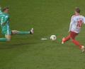 Bild: agentur_dpa
Manuel Neuer (links) parierte sensationell gegen Emil Forsberg.