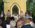 Bild: jzk
Sabine Wolf, Monika Schreyer-Herr, Maria Drechsler und Regina Frank (von rechts) beten vor. Stadtpfarrer Konrad Amschl (links) spendet den Segen.