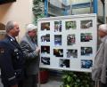 Bild: dse
Der Vorsitzende der Feuerwehr Helmut Staratschek (von links) , Bürgermeister Rupert Troppmann, Feuerwehrreferent Franz Witt und Kommandant Michael Spranger betrachten Teile der Ausstellung.