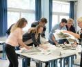 Bild: Gabi Schönberger
Jetzt muss gezählt werden. Wie hier im Weidener Rathaus gab es auch in den 38 Landkreisgemeinden für die Wahlhelfer viel zu tun.