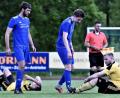 Bild: Büttner, Gerhard
Die Spieler des TSV Kirchendemenreuth (blaue Trikots) spendeten dem SV Riglasreuth nach dem Schlusspfiff Trost.