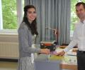 Bild: kro
Jung und fesch: Die 18-jährige Erstwählerin Franka Andritzky kam im Festdamenkleid zur Stimmabgabe. Rechts Wahlvorsteher Andreas Malzer.