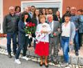 Bild: hai
Sechs rote Rosen gibt es für Mathilde Olischer (vorne Mitte) zur diamantenen Hochzeit. Das größte Geschenk für sie und ihren Mann Josef (rechts daneben) ist aber Urenkeltochter Emilia.