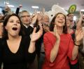 Bild: Kay Nietfeld/dpa
Grünen-Vorsitzende Annalena Baerbock (links) und Fraktionschefin Katrin Göring-Eckard jubeln.