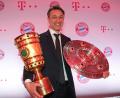 Bild: agentur_dpa
Niko Kovac mit der Meisterschale und dem DFB-Pokal.