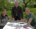 Bild: tr
Ab 1. Juni leitet Gregor Janus (links) das Forstrevier Griesbach. Er folgt Hermann Köpf (rechts) nach, der hier 38 Jahre der Chef war. Forstbetriebsleiter Norbert Zintl (Mitte) informierte sich über die Ergebnisse der gemeinsamen Begehungen der beiden Förster.
