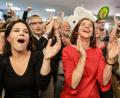 Bild: Kay Nietfeld/dpa
Annalena Baerbock (L), Grünen-Vorsitzende, und Katrin Göring-Eckard, Grünen-Fraktionschefin, jubeln nach der Bekanntgabe der ersten Prognose für die Europawahl.