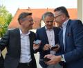 Bild: szl
CSU-Kreisvorsitzender Tobias Reiß, CSU-Landratskandidat Roland Grillmeier und Bürgermeister Franz Stahl gratulieren Christian Doleschal übers Telefon zu seinem Einzug ins Europa-Parlament.
