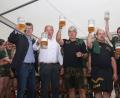Bild: egl
Bürgermeister Roland Strehl (Zweiter von links) zapfte mit einem Schlag das erste Fass Bier auf der Kümmersbrucker Kirwa an. Mit dabei waren (von links) Bräu Anton Bruckmüller,Kirwa-Chef Dieter Streber, Michael Laßen und Peter Karzmarczyk.