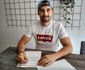 Bild: pa
Martin Brabec setzt seine Unterschrift unter den Vertrag mit dem ERSC Amberg. Die Löwen-Verantwortlichen freuen sich auf den Top-Stürmer – und die Fans können das auch.
